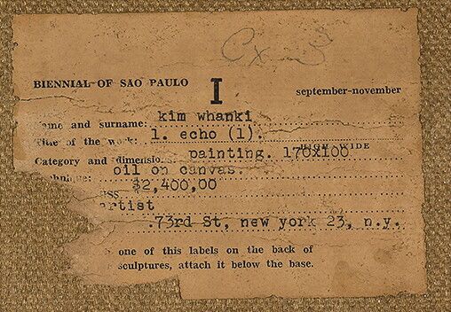 김환기가 1965년 상파울루 비엔날레에 출품했던 유화 ‘에코-1’ 캔버스 뒷면. 작품 제목과 보험 가격, 뉴욕 발송처 등의 작품 정보를 프린트한 종이쪽이 붙어있다. 가나문화재단 제공