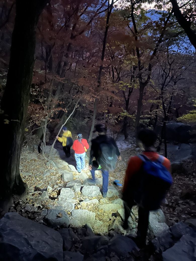 지난해 11월7일 북한산 약수암 쉼터 인근에 있던 싱가포르 국적 관광객 네 명을 고양소방서 구조대원 여덟 명이 안전하게 하산시키고 있는 모습. 경기 고양소방서 제공