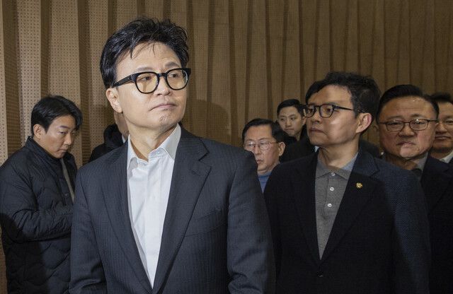 한동훈 전 국민의힘 대표가 14일 당 윤리위원회가 본인을 제명 결정한 것과 관련한 기자회견을 마친 뒤 의원들과 회견장을 빠져나오고 있다. 연합뉴스