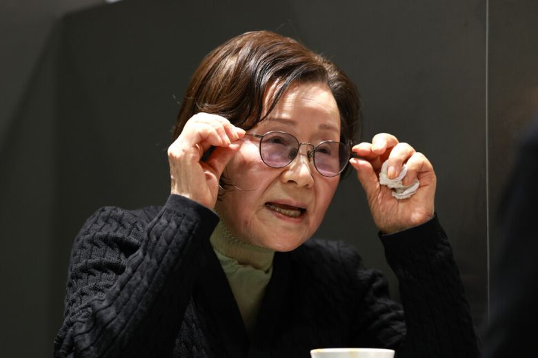 전혜린의 삶과 죽음을 다룬 장편 ‘이별은 사랑이다’를 펴낸 최문희 소설가가 13일 오후 서울 은평구의 한 카페에서 한겨레와 인터뷰하고 있다. “전혜린이 요절하지 않고 살아 있었다면 젊은 사람들에게 경종을 울리는 많은 서사를 남겼을 것”이라고 아쉬워했다. 정용일 선임기자 yongil@hani.co.kr