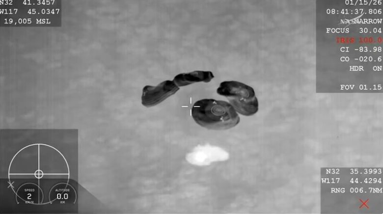 우주비행사 4명을 태운 크루-11 우주선이 15일 캘리포니아 인근 태평양 해상에 착수하고 있다. 나사 제공