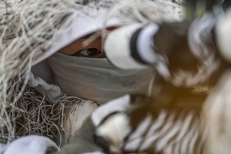 해병대 특수수색여단 장병이 강원 평창군 황병산 일대에서 지난 15일 열린 2026년 동계 설한지 훈련에서 저격 임무 수행 간 조준경으로 목표물을 주시하고 있다. 해병대사령부 제공
