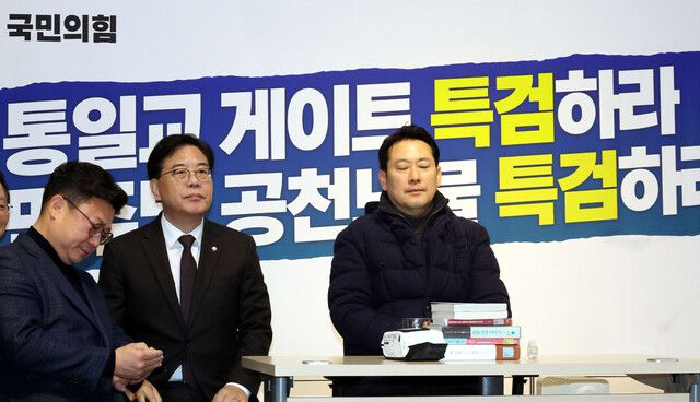 장동혁 국민의힘 대표가 16일 국회에서 통일교의 정치권 로비 의혹, 공천헌금 의혹 등 이른바 ‘쌍특검법’ 수용을 촉구하는 단식 농성을 이틀째 하고 있다. 김경호 선임기자 jijae@hani.co.kr