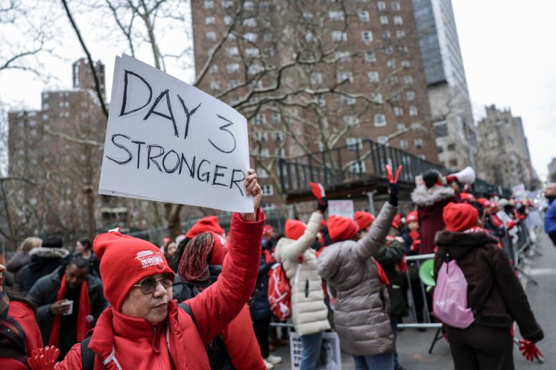 한 조합원이 지난 14일(현지시각) 뉴욕 맨해튼 마운트 시나이 병원 들머리에서 ‘파업 3일차, 더 강해졌다’라고 적힌 손팻말을 들고 있다. 뉴욕/로이터 연합뉴스