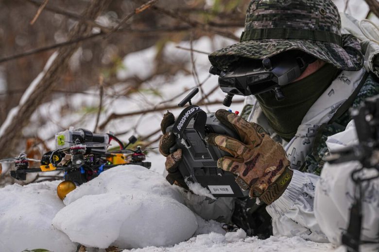 해병대 특수수색여단 장병이 지난 14일 강원 평창군 황병산 일대에서 열린 2026년 동계 설한지 훈련에서 목표물 타격을 위한 1인칭 시점(FPV) 드론을 운용하고 있다. 해병대사령부 제공
