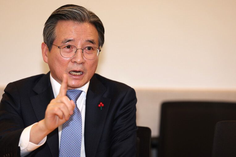 김용범 청와대 정책실장이 14일 오후 청와대에서 한겨레와 인터뷰를 하고 있다. 류우종 선임기자 wjryu@hani.co.kr