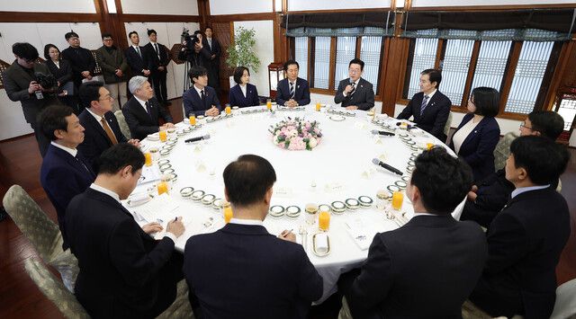 이재명 대통령이 16일 청와대 상춘재에서 열린 정당 지도부 초청 오찬에서 발언하고 있다. 연합뉴스