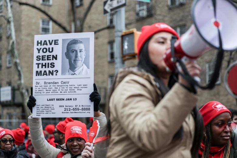 뉴욕주간호사협회 소속 조합원들이 지난 14일(현지시각) 맨해튼 마운트 시나이 병원 들머리에서 손팻말을 들고 집회에 참석해 있다. 뉴욕/로이터 연합뉴스