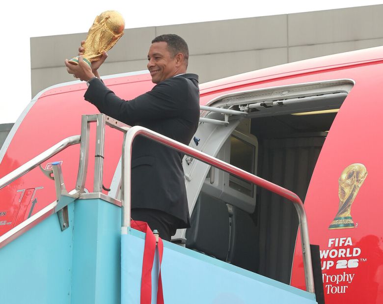 지우베르투 시우바 전 브라질 축구 국가대표 선수가 16일 서울 김포 비즈니스 항공센터에서 월드컵 오리지널 트로피를 들어 올리며 포즈를 취하고 있다. 연합뉴스