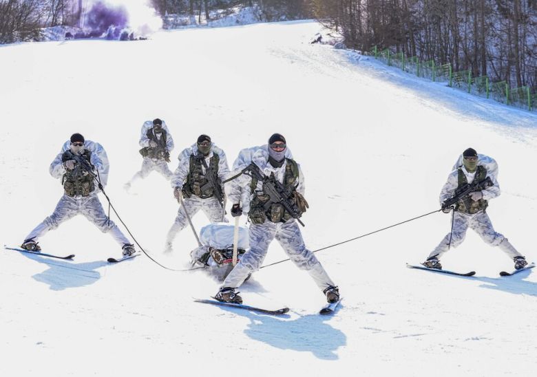 해병대 특수수색여단 장병들이 지난 14일 강원 평창군 황병산 일대에서 열린 2026년 동계 설한지 훈련에서 설상 기동 간 환자 이송 훈련을 실시하고 있다. 해병대사령부 제공