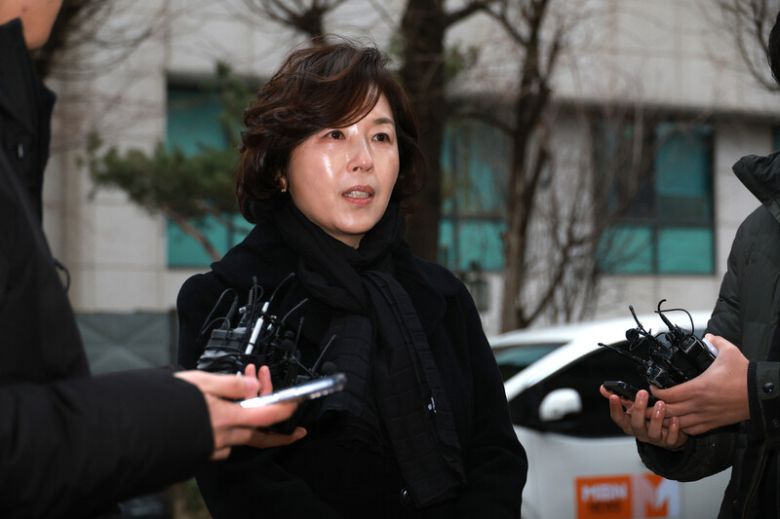 김경 서울시의원이 15일 오전 서울 마포구 서울경찰청 공공범죄수사대로 출석하며 기자들의 질문에 답하고 있다. 정용일 선임기자 yongil@hani.co.kr