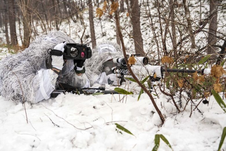 해병대 특수수색여단 장병들이 지난 15일 강원 평창군 황병산 일대에서 열린 2026년 동계 설한지 훈련에서 다기능 관측경을 활용하여 저격 임무를 수행하고 있다. 해병대사령부 제공