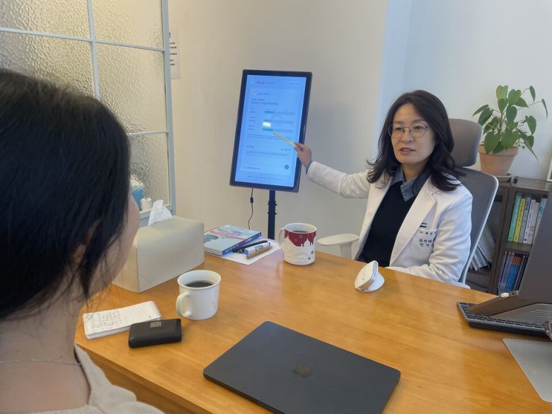 완전해독연구소 류은경 소장이 지난 6일 서울 서초구 서초대로 서초지웰타워에 있는 연구소에서 건강 상담을 진행하고 있다. 권복기 기획위원