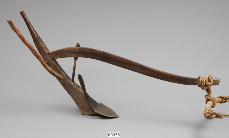 지표면과 맞닿아 흙을 고르는 바닥이 짧고 보습 위에 볏이 달려 흙을 왼쪽으로 넘겨주는 형태인 굽쟁기의 모습(광복 이후). 국립민속박물관 소장