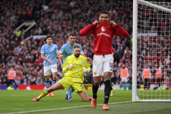 맨체스터 시티의 돈나룸마 골키퍼(가운데)가 18일(한국시각) 열린 잉글랜드 프리미어리그 맨체스터 유나이티드와 경기에서 상대 슈팅을 막아낸 뒤 포효하고 있다. 맨체스터/EPA 연합뉴스