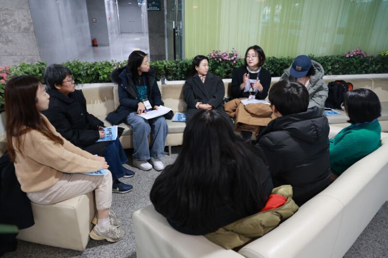 17일 서울 여의도 국회의원회관에서 ‘차별금지법 제정을 위한 손솔의 작전회의’에 참여한 참가자들이 조를 나눠 서로 이야기를 나누고 있다. 손솔 의원실 제공