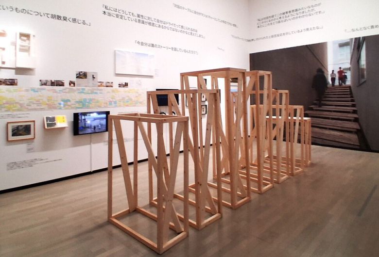 지난 2016년 도쿄 서부 다마 지역에 자리한 무사시노대와 바로 옆에 인접한 조선대의 미술전공 학생들이 서로 담벽을 넘어 통행하는 설치 프로젝트를 벌였을 때의 아카이브 자료들과 당시 상황을 기억하는 설치작업들도 전시 말미에 나왔다. 노형석 기자