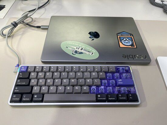 김재민씨가 코딩 작업하는 컴퓨터와 키보드. 김재민씨 제공