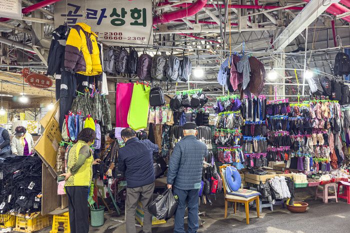 추억의 냄새가 나는 시장 만물상 구역 풍경. 최갑수 제공