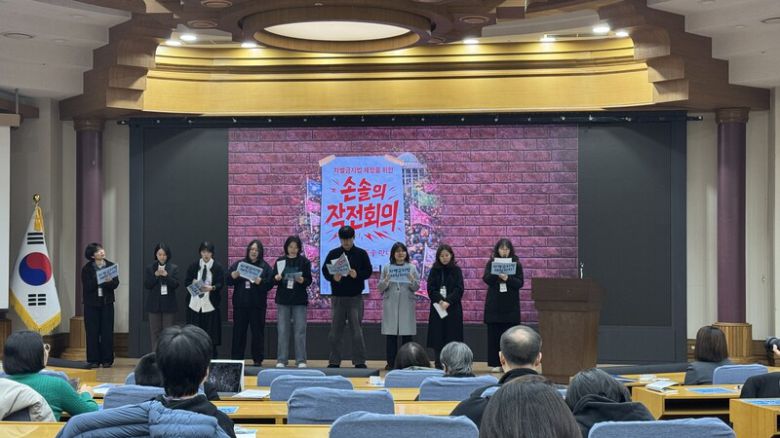 17일 서울 여의도 국회의원회관에서 ‘차별금지법 제정을 위한 손솔의 작전회의’에 참여한 참가자들이 토의 내용을 발표하고 있다. 김수연 기자