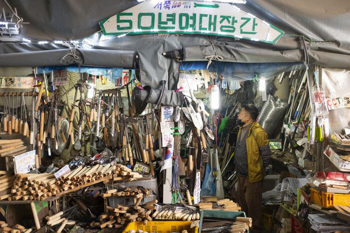 ‘제주나대’라 불리는 독특한 모양의 칼을 파는 대장간. 장날에는 제주섬에서 농사짓는 이들이 단골로 찾는 곳이다. 최갑수 제공