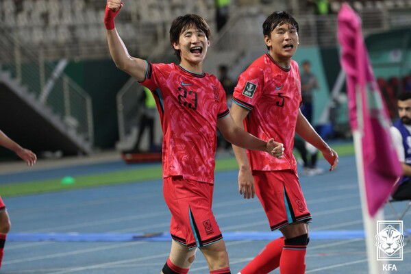 신민하(왼쪽)가 18일(한국시각) 열린 23살 아시안컵 8강전 호주와 경기에서 결승골을 넣고 기뻐하고 있다. 대한축구연맹 제공