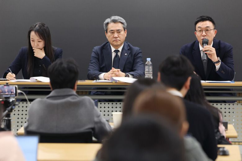 윤석열 전 대통령이 체포방해 사건 1심에서 징역 5년을 선고받은 것과 관련해 윤 전 대통령 변호인단인 유정화(왼쪽부터)·송진호·최지우 변호사가 19일 서울 서초구 라이프비즈니스센터에서 기자회견을 하고 있다. 연합뉴스