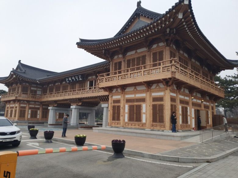 웅장한 자태를 뽐내는 전북대학교 정문 한옥. 내부에 사무실과 기자실 등이 있다. 최종훈 기자 cjhoon@hani.co.kr