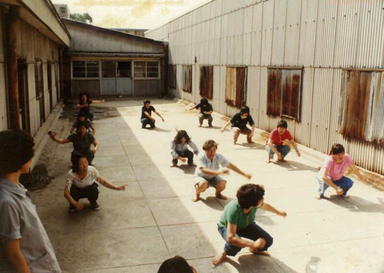 1981년께 원풍모방 옥상에서 진행된 탈춤반 공연 연습 장면. 필자는 1980년 12월 계엄사령부 합동수사본부에 연행돼 강제사직서를 써야 했던 탓에 이때 공연엔 참여하지 못했다. 필자 제공