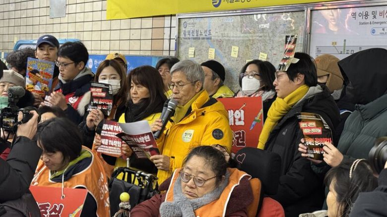 19일 오전 서울 종로구 혜화역 승강장에서 ‘열차가 어둠을 헤치고, 출근길 지하철 선전전 1000일’에 참석한 권영국 정의당 대표가 연대 발언을 하고 있다. 김수연 기자