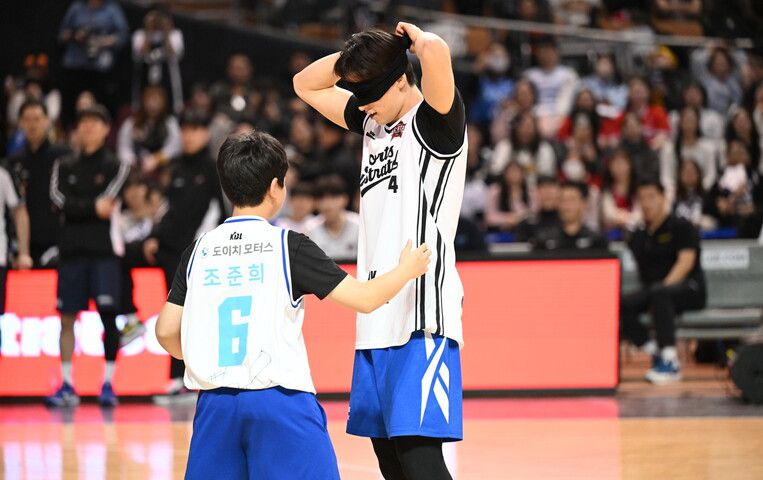 조준희(서울 삼성)가 18일 서울 잠실체육관에서 열린 2025~2026 남자프로농구 올스타전 ‘덩크 콘테스트’에서 삼성 팬이자 리틀썬더스 선수의 도움을 받아 안대로 눈을 가리고 있다. 한국농구연맹 제공