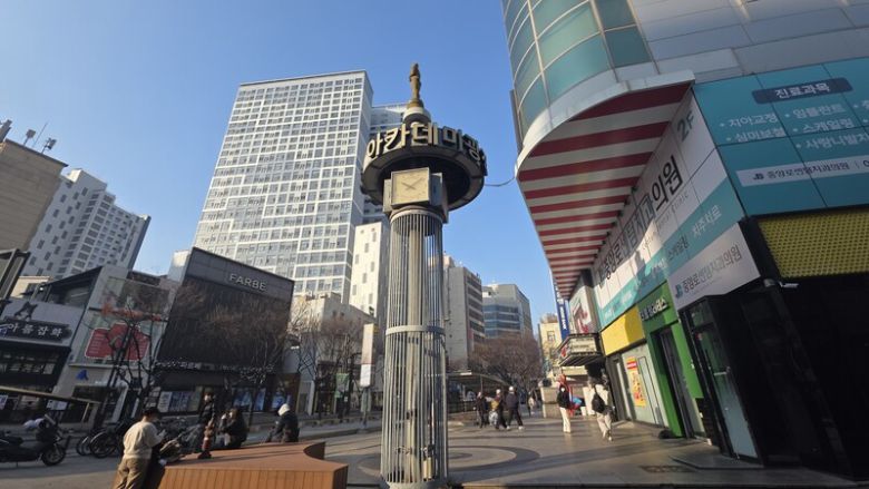 지난 16일 대구시 중구 씨지브이(CGV) 대구아카데미 앞 ‘아카데미 광장’ 앞으로 시민들이 지나가고 있다. 김규현 기자