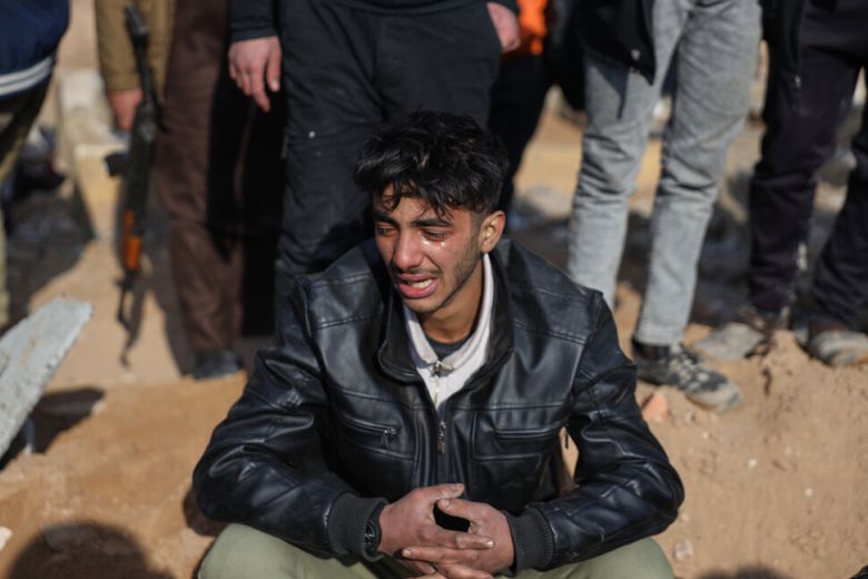 19일(현지시각) 시리아 북동부 라카 외곽에서 시리아 정부군과 시리아민주군 사이에 벌어진 전투 중에 사망한 사람에 대한 장례식이 열린 가운데 한 남성이 슬퍼하고 있다. AP 연합뉴스