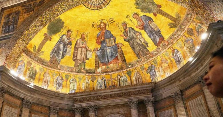 15일 성 바오로 대성당을 지나는 관광객들의 모습이 보인다. 로마/AP연합뉴스