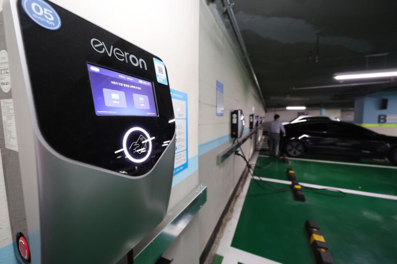 서울 종로구 한 주차장 전기차 충전시설 모습. 연합뉴스