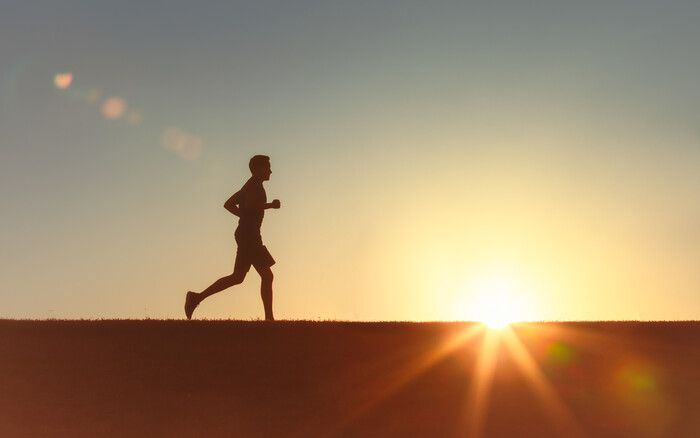 이른 아침 한 남성이 뛰고 있다. 게티이미지뱅크