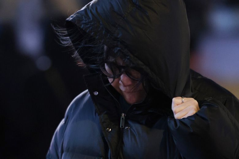 절기 대한(大寒)을 하루 앞두고 한파주의보가 오후 9시 발효 예정인 19일 서울 종로구 광화문 네거리에서 두꺼운 외투를 입은 시민이 이동하고 있다. 연합뉴스