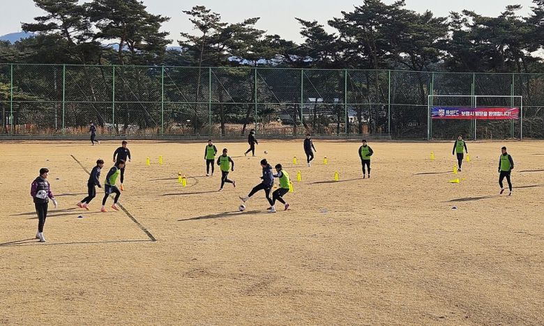 케이리그2 화성FC 프로축구단 선수들이 보령스포츠파크에서 세트피스 훈련을 하고 있다. 보령시 제공