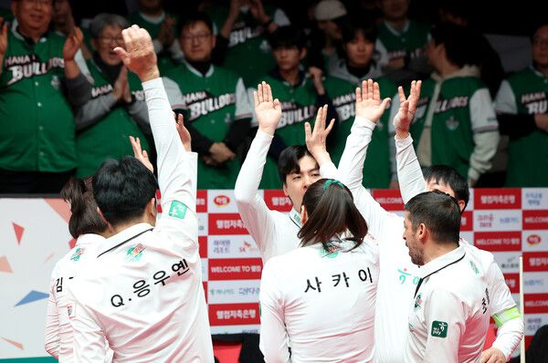 파이널 2연승을 달린 하나카드 선수들. PBA 제공