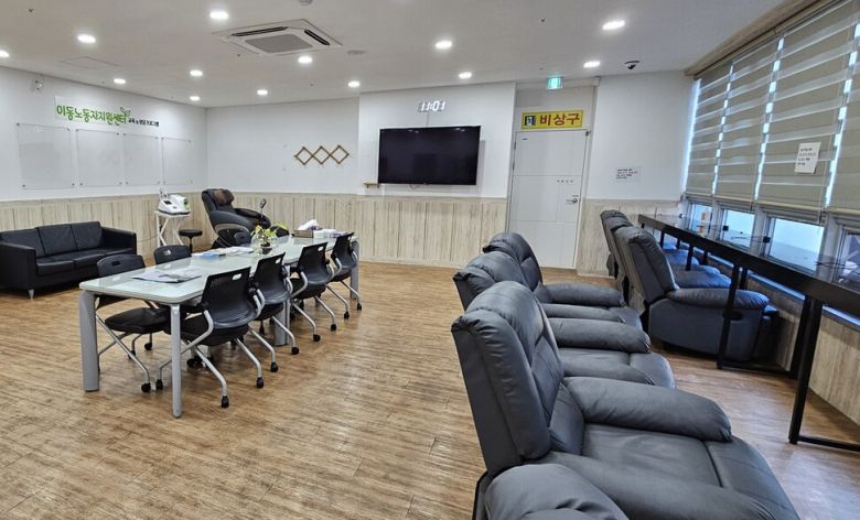 창원 이동노동자 쉼터의 공동공간 모습. 쉼터는 남·여 별도 휴게실과 회의실 등을 갖추고 있다. 최상원 기자