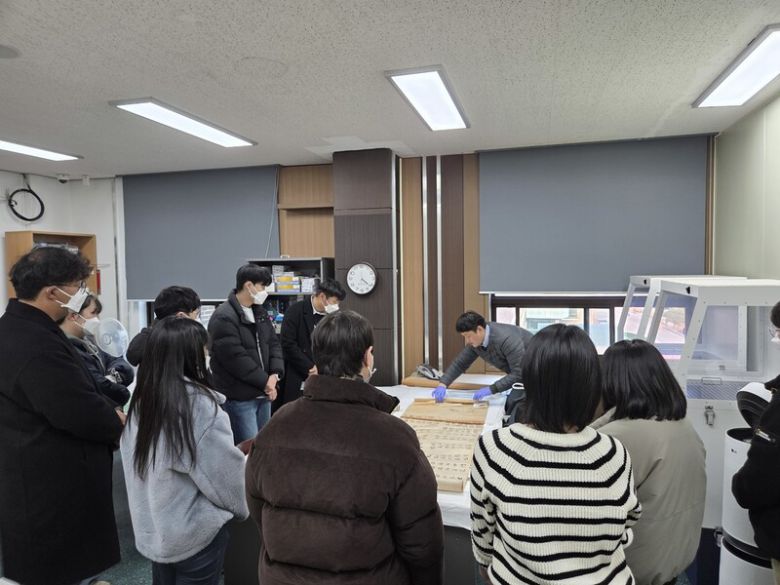 한국학호남진흥원이 지난달 말 개최한 ‘열린 수장고’ 행사에서 시민들이 호남 지역 기록유산을 살펴보고 있다. 한국학호남진흥원 제공