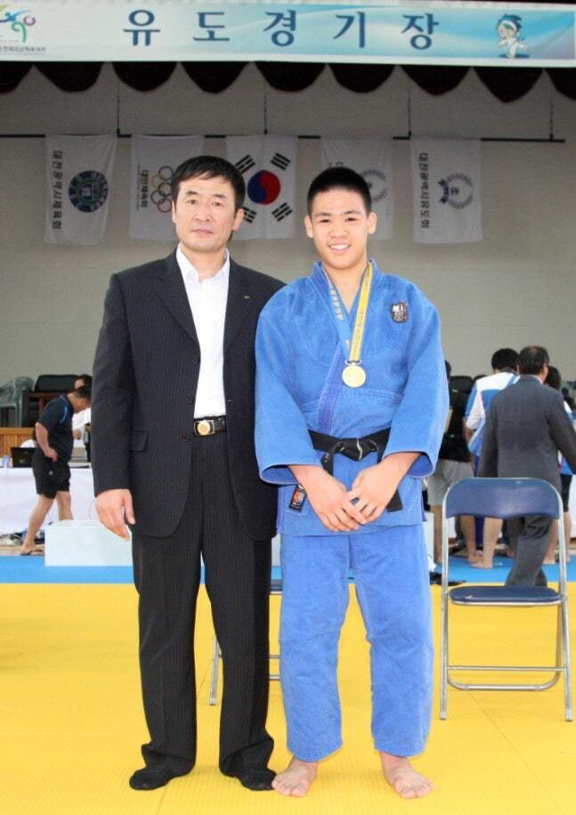2010년 39회 전국소년체육대회 유도 남자중학부 73kg 결승에서 금메달을 딴 당시 15살 이문진이 아버지 이창수와 기념촬영 하는 모습. 연합뉴스