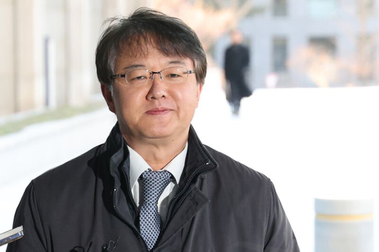 통일교와 신천지 등 특정 종교단체가 정치권에 영향을 끼쳤다는 내용의 ‘정교유착’ 의혹을 수사하는 검찰·경찰 합동수사본부 김태훈 본부장이 8일 서울 서초구 서울고검으로 출근하며 취재진의 질문에 답하고 있다. 연합뉴스