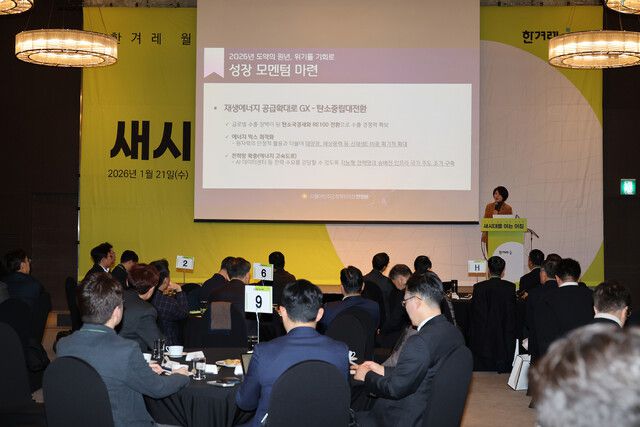 한정애 더불어민주당 정책위원회 의장이 21일 서울 중구 더플라자호텔에서 열린 한겨레 월례정책조찬회 ‘새 시대를 여는 아침’에서 이재명 정부의 경제 정책을 주제로 강연하고 있다. 류우종 선임기자 wjryu@hani.co.kr