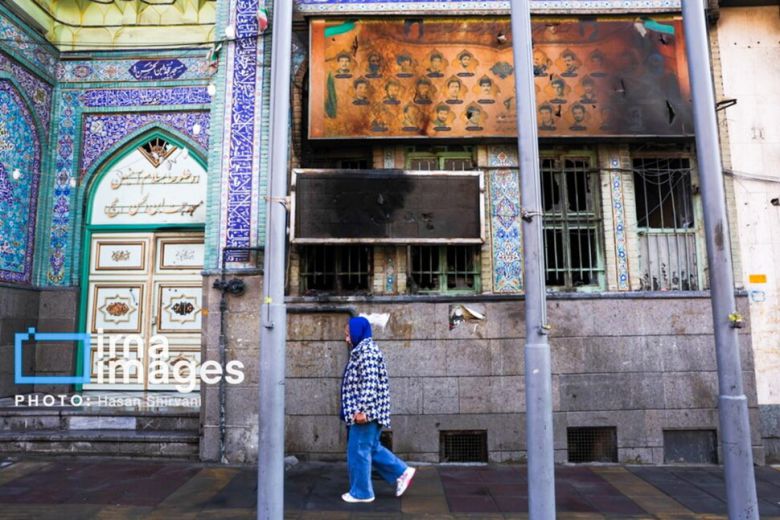 20일(현지시각) 이란 반정부 시위 동안 손상된 이란 테헤란의 한 이슬람 사원 앞으로 한 여성이 지나가고 있다. 이르나 타스 연합뉴스
