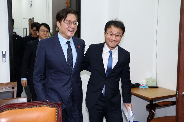 홍익표 신임 청와대 정무수석(왼쪽)이 21일 오후 국회에서 한병도 더불어민주당 원내대표와 어깨동무하며 회의실로 들어오고 있다. 김영원 기자 forever@hani.co.kr