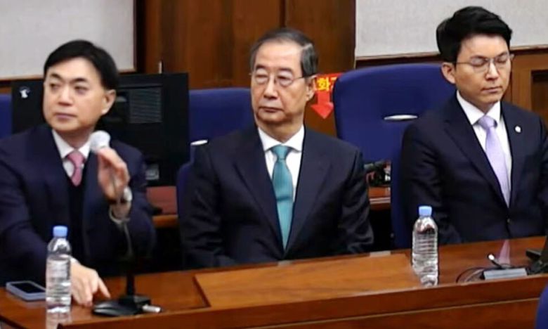 내란 중요임무 종사, 허위 공문서 작성 및 행사 등 혐의로 기소된 한덕수 전 국무총리가 21일 서울 서초구 서울중앙지방법원 417호 형사대법정에 출석해 있다. 서울중앙지법 재판 중계화면 갈무리