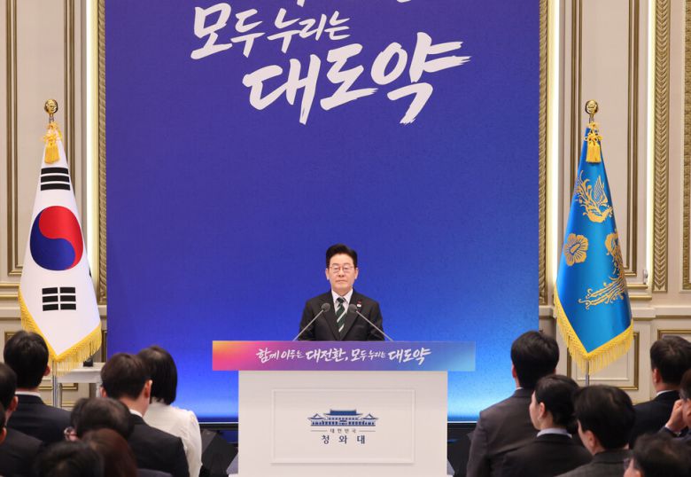 이재명 대통령이 21일 오전 청와대 영빈관에서 열린 2026 신년 기자회견 \'함께 이루는 대전환, 모두 누리는 대도약\'을 위해 입장하고 있다. 청와대사진기자단
