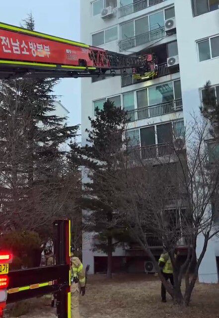 광양소방서가 지난 19일 광양시 금호동 한 아파트에서 화재가 발생한 뒤 사다리차를 이용해 주민 4명을 구조하고 있다. 전남소방본부 제공