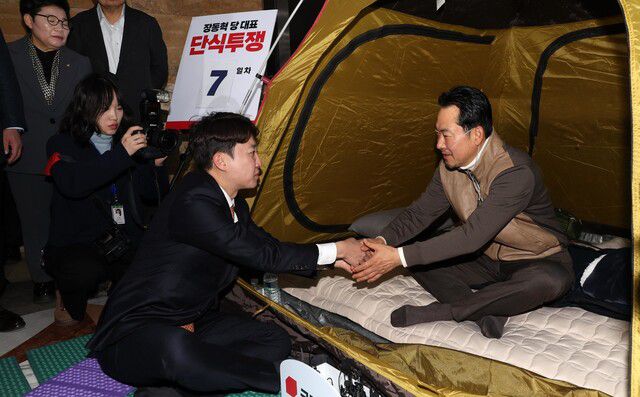 이준석 개혁신당 대표가 21일 서울 여의도 국회 중앙홀에서 단식투쟁 일주일째를 맞은 장동혁 국민의힘 대표의 농성장을 찾아 대화를 하고 있다. 공동취재사진